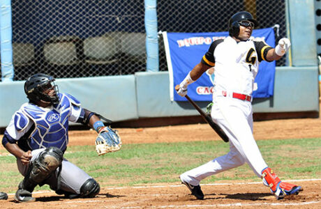 Indios del Guaso frente a Industriales en el Nguyen Van Troi en inicio de Serie Nacional de Béisbol