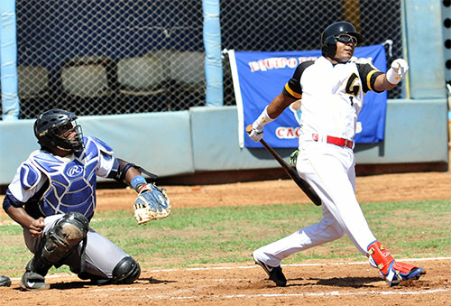 Indios del Guaso frente a Industriales en el Nguyen Van Troi en inicio de Serie Nacional de Béisbol