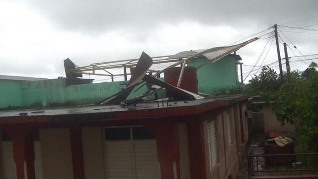 Uno de los inmuebles que quedaron sin cubierta en Maisí. Foto: Arcel Tamayo