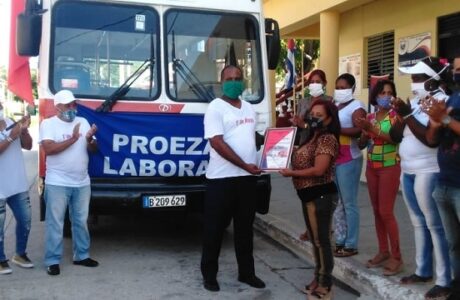 Reciben transportistas en Caimanera Bandera de Proeza Laboral