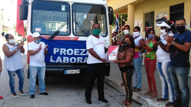 Reciben transportistas en Caimanera Bandera de Proeza Laboral