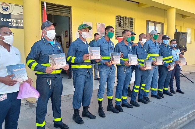 Reconocen desempeño de linieros en Caimanera