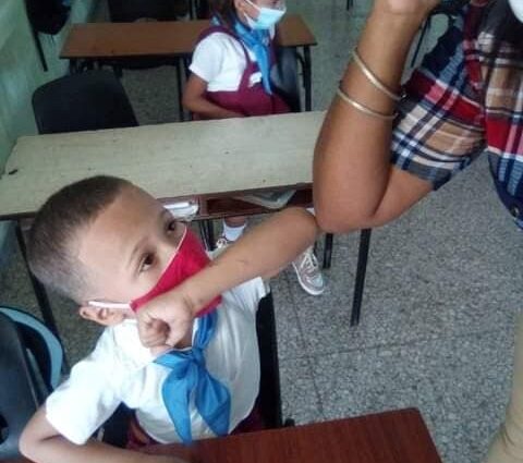 A las aulas estudiantes guantanameros