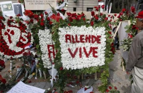 Ofrendas florales en Chile en recordación a Salvador Allende