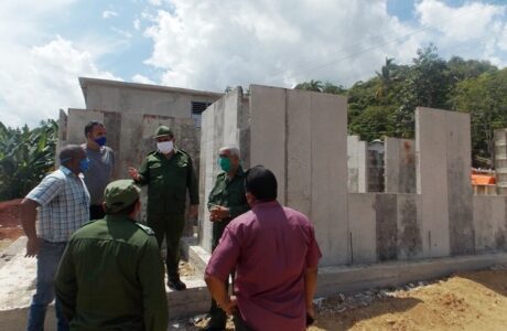 Construcción de viviendas biplantas en la loma del Paraíso en Baracoa