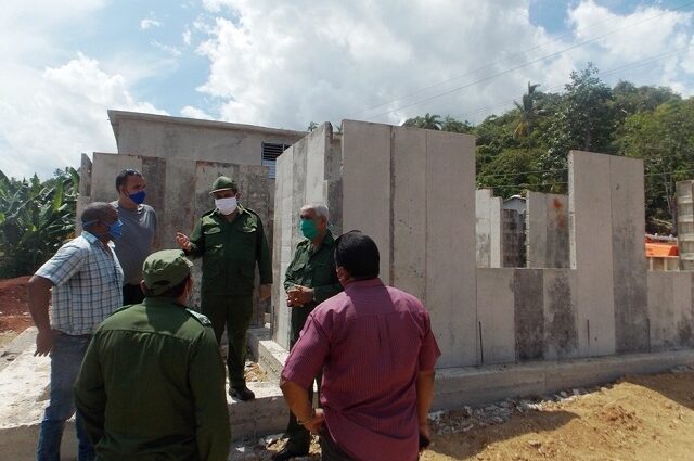 Construcción de viviendas biplantas en la loma del Paraíso en Baracoa