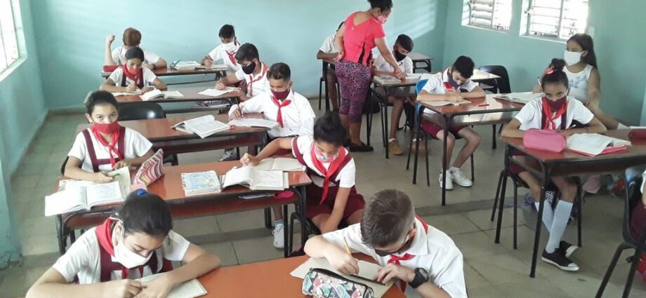 Docentes guantanameros se preparan para reinicio del curso en septiembre