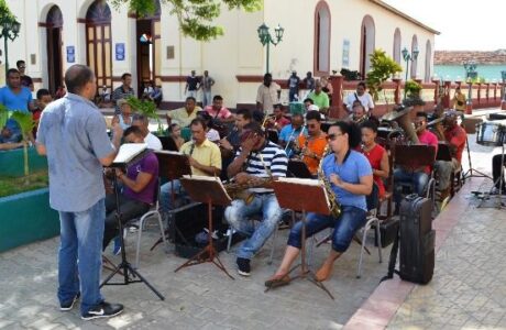 La Banda Municipal de Conciertos de Baracoa durante una presentación en el Parque Independencia, de Baracoa Foto: RadioBaracoa
