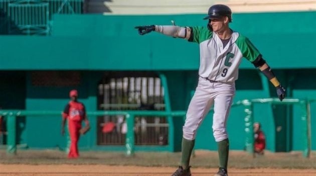 César Prieto, líder de bateadores en la serie nacional