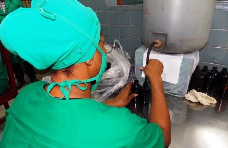 Felicita Gobernador de Guantánamo a trabajadores farmacéuticos