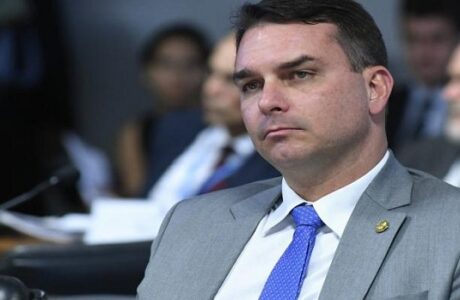 Fiscalía brasileña acusa a senador hijo de Bolsonaro por corrupción