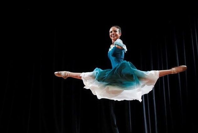 Bailarina brasileña sin brazos, ejemplo de perseverancia. Foto: Reuters Latam