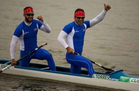 Canotaje cubano entrena en la presa Hanabanilla con la mira en Tokio 2020