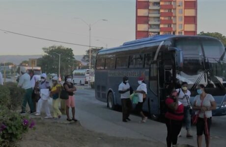 Transportistas guantanameros trasladan a los trabajadores del sector de la Salud en batalla contra la Covid-19