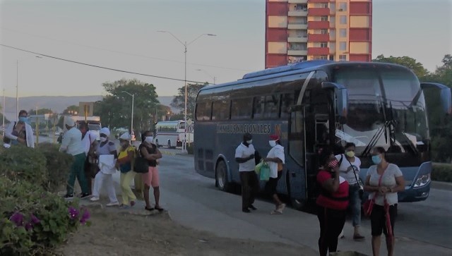 Transportistas guantanameros trasladan a los trabajadores del sector de la Salud en batalla contra la Covid-19