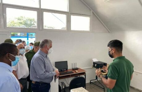 Presidente cubano visita Universidad del Deporte en La Habana