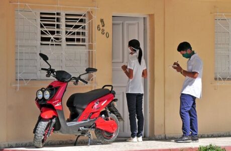 Estudiantes de Ciencias Médicas vitales en la lucha contra la COVID-19. Foto: Lorenzo Crespo Silveira