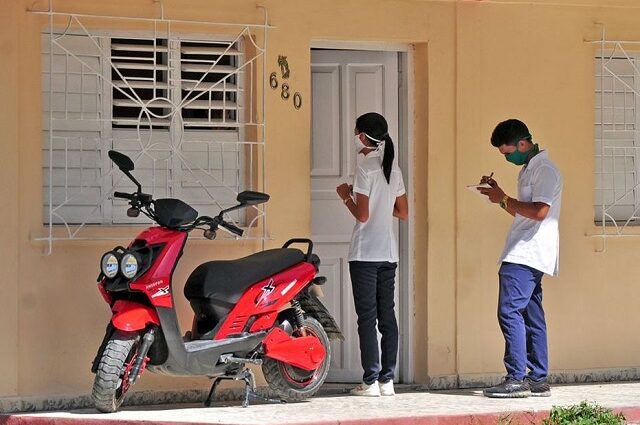 Estudiantes de Ciencias Médicas vitales en la lucha contra la COVID-19. Foto: Lorenzo Crespo Silveira