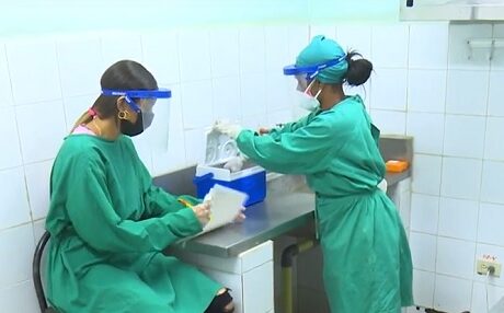 Guantanameras frente a la pandemia en laboratorio clínico