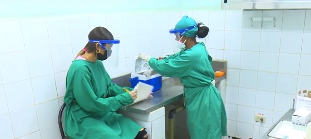 Guantanameras frente a la pandemia en laboratorio clínico