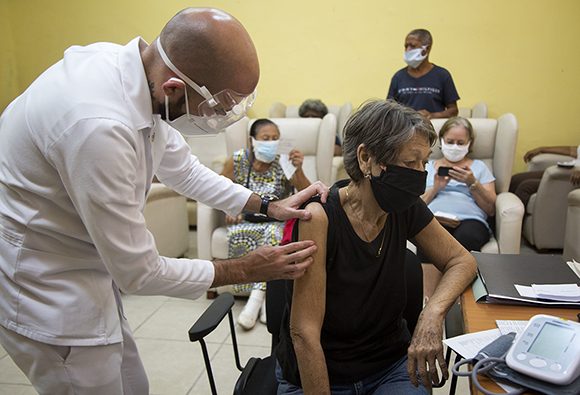 En Guantánamo dosis de refuerzo antiCOVID-19 llega desde hoy a Hogares de Ancianos y Maternos