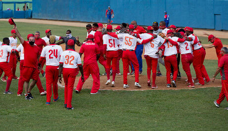 Matanzas celebra su primera victoria en el Play Off final de la pelota cubana. Foto: Ismael Francisco/ Cubadebate.