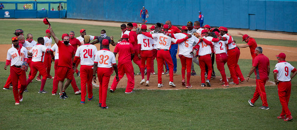 Matanzas celebra su primera victoria en el Play Off final de la pelota cubana. Foto: Ismael Francisco/ Cubadebate.