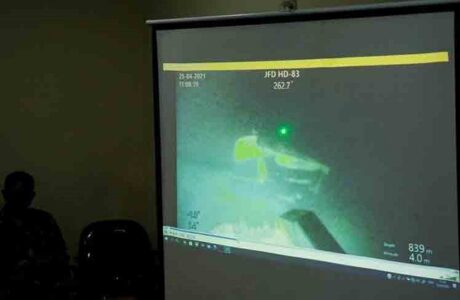 Estiman que naufragio de submarino indonesio lo provocó ola interna