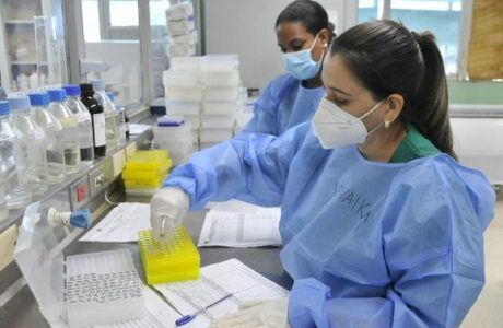 Ministro de Salud felicita a trabajadores de la Ciencia en su día