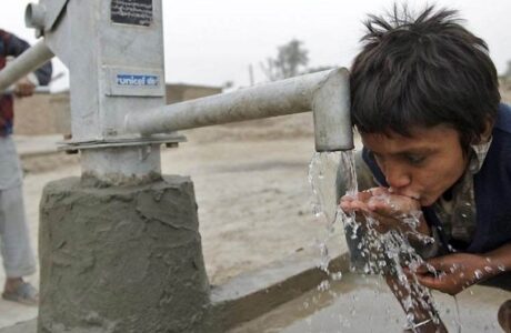 Millones de niños en peligro por falta de agua potable