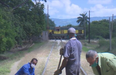 Avanza reparación de vías férreas en Guantánamo