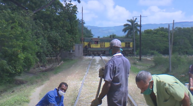 Avanza reparación de vías férreas en Guantánamo