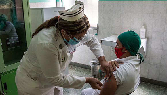 Aplicarán en Cuba dosis de refuerzo anti-COVID-19 desde noviembre