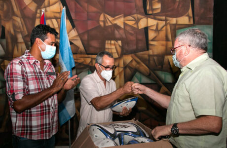 Argentina dona balones a rugby cubano