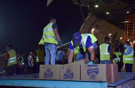 Una carga de ayuda humanitaria procedente de Rusia arribó a La Habana la noche del domingo, a bordo de dos aviones AN-124 que transportaron alimentos y medios de protección anticovid-19. Los cargueros rusos transportaron a La Habana una carga de 88,8 toneladas con harina de trigo de calidad superior, un millón de mascarillas faciales desechables, latas de conservas y aceite de girasol refinado de primera clase, confirmaron funcionarios de la embajada de Rusia en Cuba. Durante el acto de recibimiento, la ministra cubana de Comercio Interior, Betsy Díaz, agradeció el gesto del gobierno ruso, a nombre del pueblo, el Partido y las autoridades de la isla. La titular Interior dijo además que Cuba agradecía doblemente esta donación ‘porque nuestro país transita por momentos complejos en el enfrentamiento al covid-19, por una situación compleja. Estaba presente además, el embajador de la Federación de Rusia en Cuba, Andrei Guskov, quien destacó que esta ayuda humanitaria llega en una situación compleja, cuando la isla está enfrentando las consecuencias del bloqueo económico, comercial y financiero de EEUU, y también la pandemia del Covid-19. Guskov adelantó que Rusia trabaja en coordinación con la parte cubana para conocer las necesidades específicas de medicamentos, uno de los temas más deficitarios, y en los próximos días se recibirá otra carga de ayuda con medicinas enviadas desde Moscú.