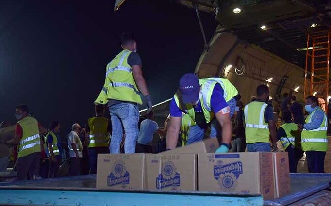 Una carga de ayuda humanitaria procedente de Rusia arribó a La Habana la noche del domingo, a bordo de dos aviones AN-124 que transportaron alimentos y medios de protección anticovid-19. Los cargueros rusos transportaron a La Habana una carga de 88,8 toneladas con harina de trigo de calidad superior, un millón de mascarillas faciales desechables, latas de conservas y aceite de girasol refinado de primera clase, confirmaron funcionarios de la embajada de Rusia en Cuba. Durante el acto de recibimiento, la ministra cubana de Comercio Interior, Betsy Díaz, agradeció el gesto del gobierno ruso, a nombre del pueblo, el Partido y las autoridades de la isla. La titular Interior dijo además que Cuba agradecía doblemente esta donación ‘porque nuestro país transita por momentos complejos en el enfrentamiento al covid-19, por una situación compleja. Estaba presente además, el embajador de la Federación de Rusia en Cuba, Andrei Guskov, quien destacó que esta ayuda humanitaria llega en una situación compleja, cuando la isla está enfrentando las consecuencias del bloqueo económico, comercial y financiero de EEUU, y también la pandemia del Covid-19. Guskov adelantó que Rusia trabaja en coordinación con la parte cubana para conocer las necesidades específicas de medicamentos, uno de los temas más deficitarios, y en los próximos días se recibirá otra carga de ayuda con medicinas enviadas desde Moscú.