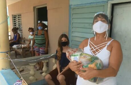 Pobladores de Caimanera reciben donativos de alimentos