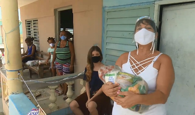 Pobladores de Caimanera reciben donativos de alimentos