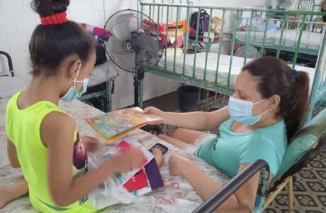 Integrantes del Teatro Guiñol de Guantánamo de conjunto con la UNEAC realizaron donativo de materiales didácticos a niños y familias ingresadas en una de las salas que atiende Covid en el Hospital Infantil de la provincia