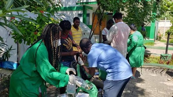 Colaboradores cubanos brindan apoyo en zonas afectadas por sismo en Haití. Foto: Misión Médica en Haití.