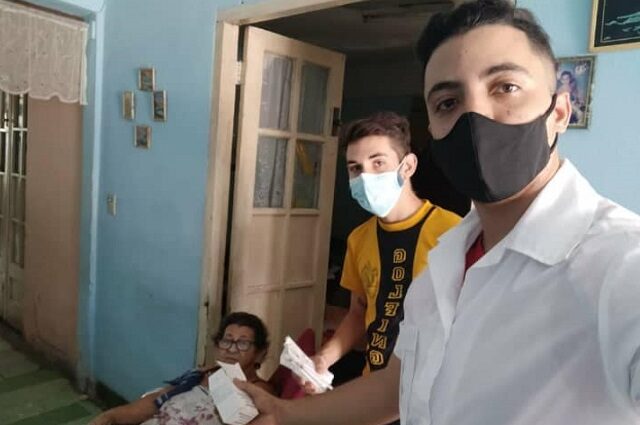Médicos guantanameros también se despliegan online en su combate a la pandemia