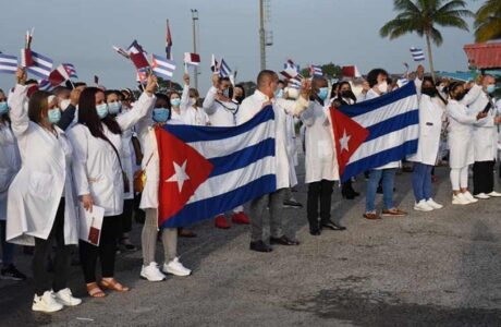 Médicos de Cuba regresan desde Qatar tras combatir la Covid-19