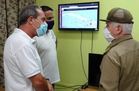 En visita al CENAIS, Ramiro Valdés indaga sobre sismos perceptibles en el oriente de Cuba