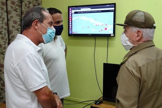 En visita al CENAIS, Ramiro Valdés indaga sobre sismos perceptibles en el oriente de Cuba