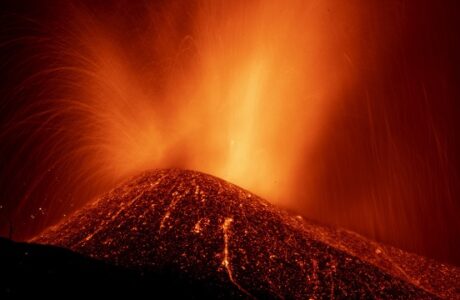 Un episodio explosivo sin precedentes del volcán de La Palma provoca el temor de que su cono se derrumbe