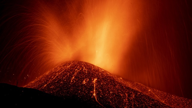 Un episodio explosivo sin precedentes del volcán de La Palma provoca el temor de que su cono se derrumbe