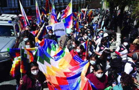 Expectación en Bolivia ante movilizaciones por ultraje a la wiphala