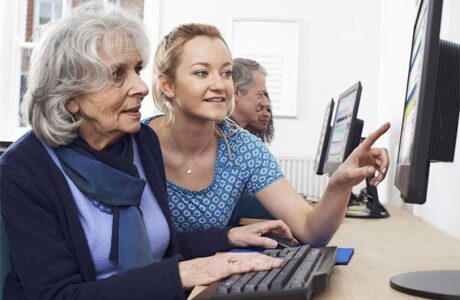 ONU aboga por equidad digital en día del adulto mayor