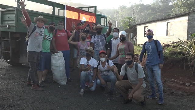 Apoyan jóvenes de Baracoa cosecha cafetalera