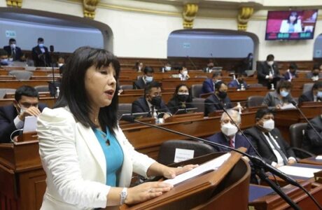 Tensión política en Perú: la jefa de ministros pide en el Congreso el voto de confianza al segundo gabinete que Castillo presenta en menos de 100 días